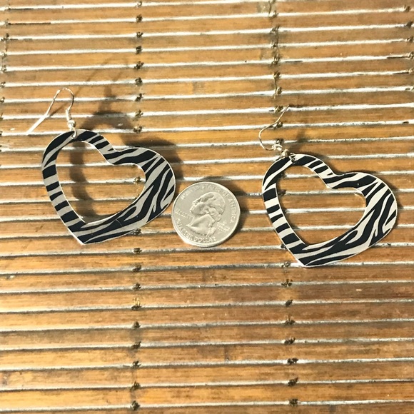 ☀️WEEKEND SALE☀️ ☀️Black/silver zebra stripe heart earrings - Picture 5 of 5